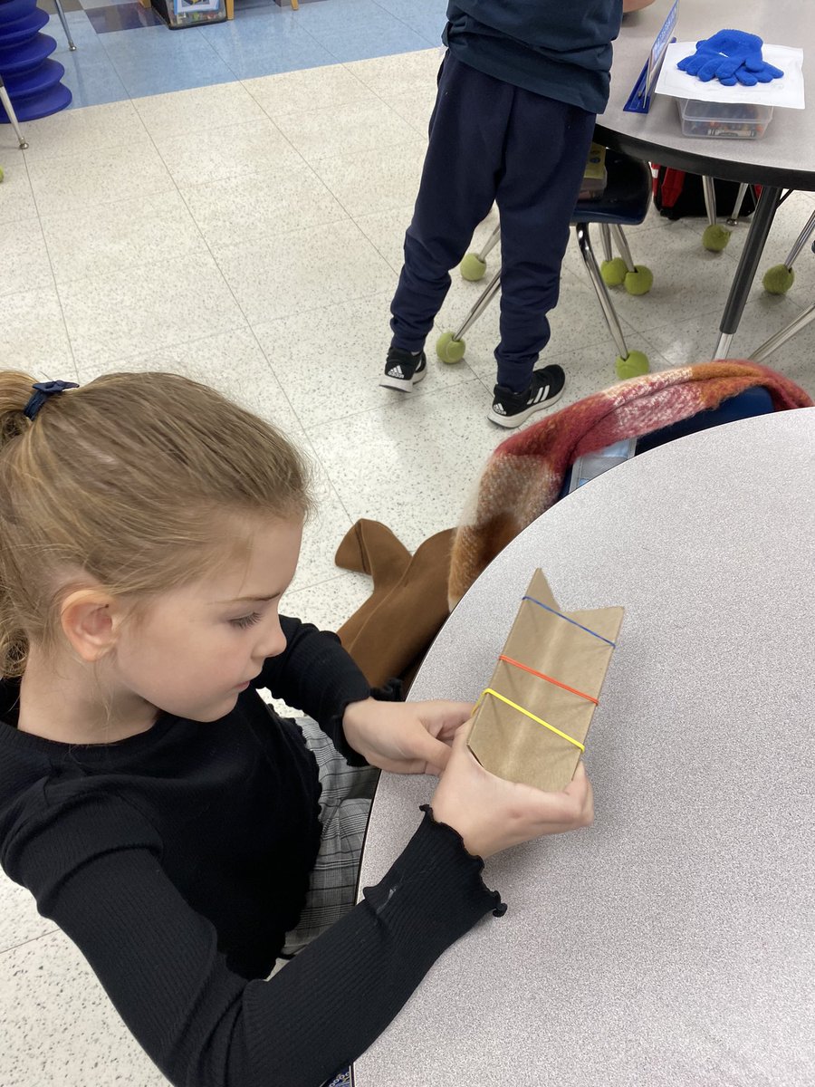 megsmith_ramsey's tweet image. Scientists explore how the length and width of a rubber band effect pitch!  We can see sound when the rubber band vibrates! #TeachingForUnderstanding @TisdaleSchool