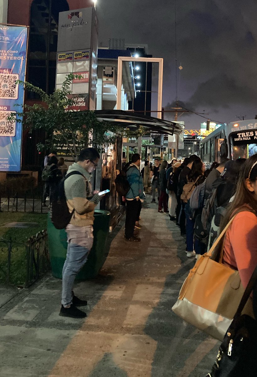 malaumocor's tweet photo. 50 metros de gente esperando que un bus de Lumaca pase. Una muchacha dice que lleva más de una hora esperando, salió de su trabajo a las 4 pm y no tiene idea de a qué hora va a llegar a su casa en Cartago. El transporte público no debería arruinar la calidad de vida de la gente. https://t.co/0vUUCpuKQh