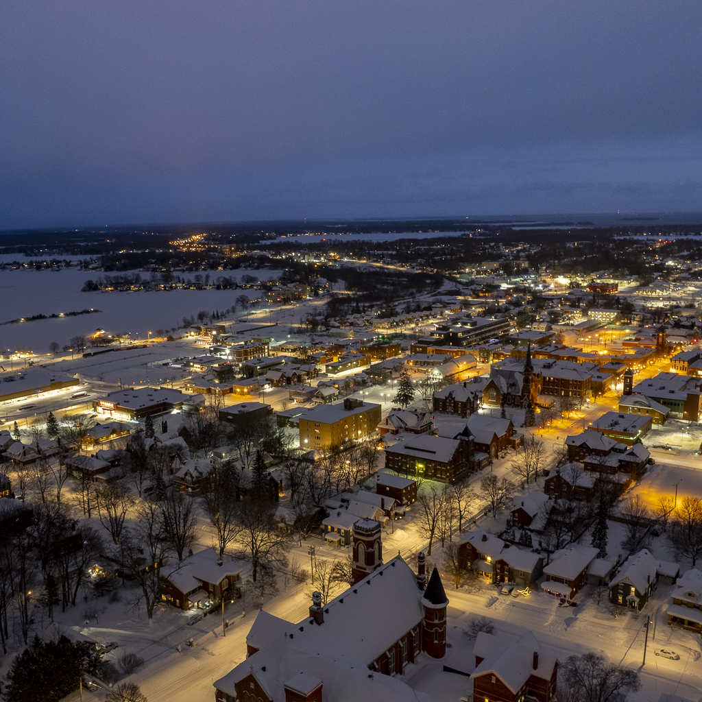 This picture of #Orillia taken the evening of Boxing Day almost looks like a painting to me.

#Ontario #Canada #aerialphotography #droneoftheday #droneshots #aerial #dronelife #drones #dronephoto #dronephotography #torontolife #blogto