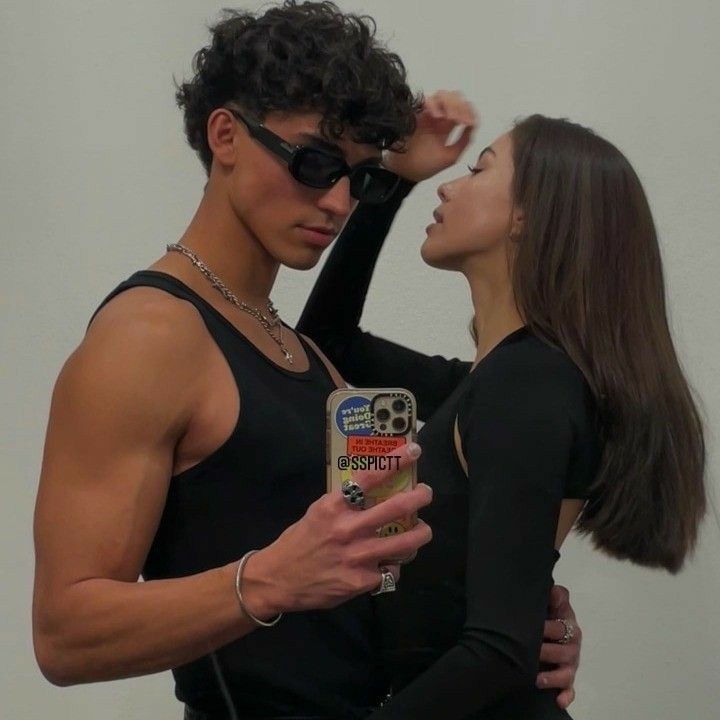 vendo o garoto da foto, ou troco por um pastel, interessados chamar na dm