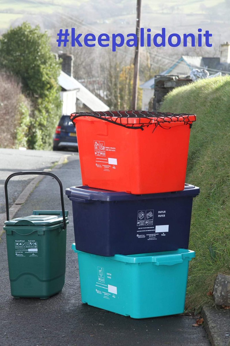 PowysRecycles's tweet photo. In this wet &amp; windy weather please help to keep Powys tidy by using the lids &amp; nets provided on your boxes.  Diolch

defnyddiwch y caeadau ar eich blwch ailgylchu i atal sbwriel

#keepalidonit #CaruCymru 

 🏴󠁧󠁢󠁷󠁬󠁳󠁿 💚 ♻️ 🚯 https://t.co/v83QfKXReD