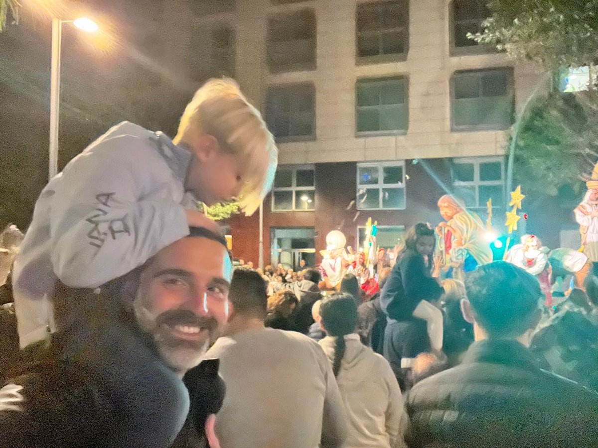 RamonFPM's tweet photo. Almería ha tenido una cabalgata de Reyes Magos espectacular. 👑👑👑

Gracias @Mar_del_MarVaz, @WindCruz, @aytoalm y @Culturalmeria por preparar con tanta ilusión y cariño esta noche tan mágica para todos.

Y ahora… a dormir pronto que vienen SSMM Los Reyes. 😉🐫🎁 https://t.co/IaTxrlwCLq