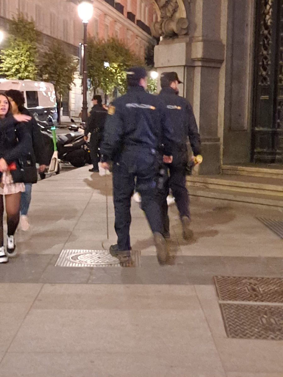 Hilo #CabalgataDeReyes 
👉Lleva una preparación previa para que Sus Majestades desfilen 
👉Subsuelo #policia realizando una inspección