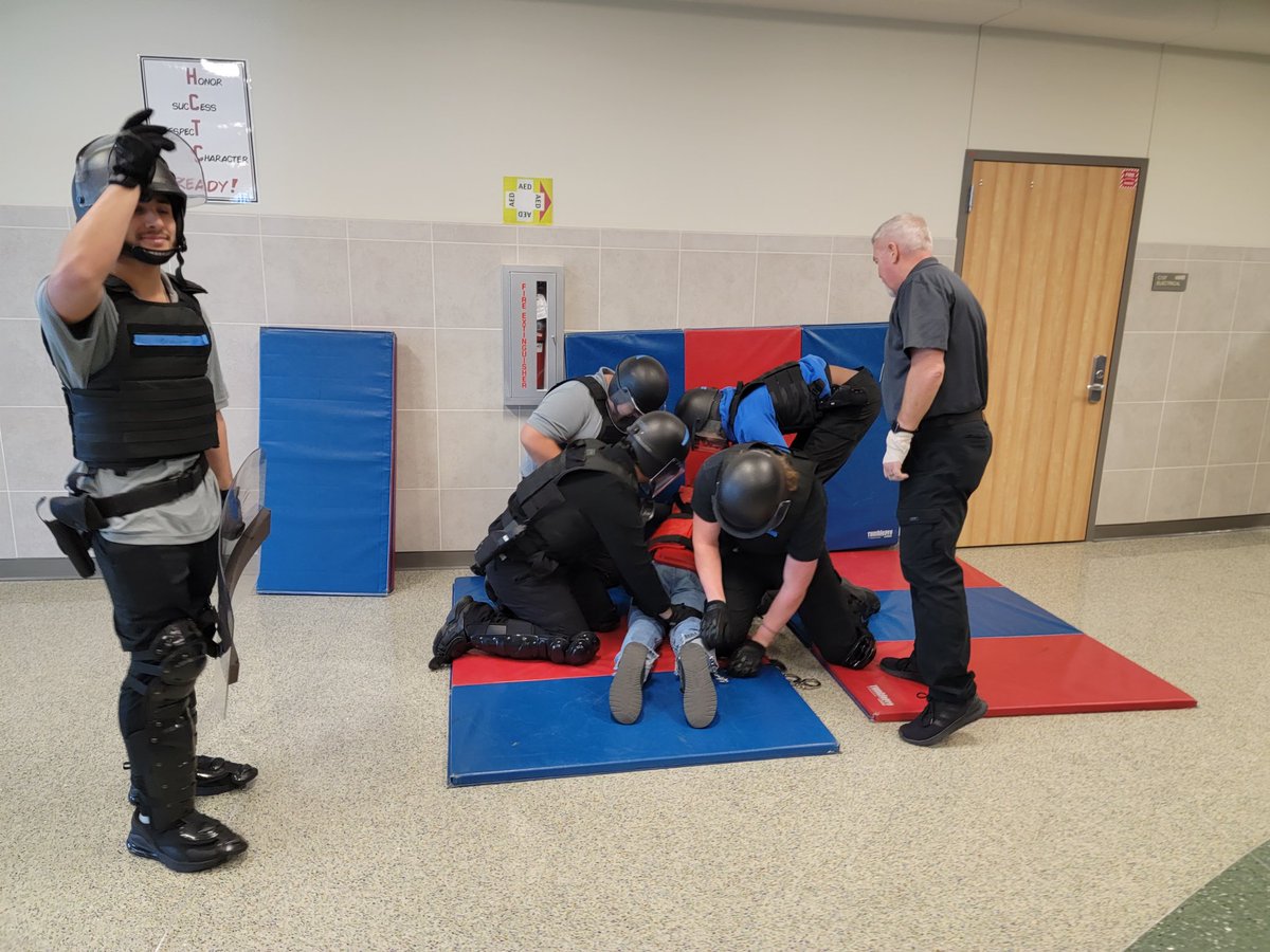 Law Enforcement students practice cell extraction procedures  <a href="/EMSISD/">EMS ISD</a> <a href="/EMSISD_CTE/">EMSISD CTE</a> <a href="/KimTraylor01/">Kimberly Traylor</a> #hctcready #emsproud
