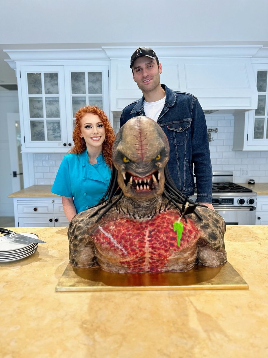 SirenCakes's tweet photo. The Feral Predator π° with the man himself @DDNumeroUno! Howβd I do @DannyTRS #predator #Prey https://t.co/yPQcDbBxJa