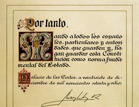 Tal día como hoy de 1978 el rey Juan Carlos I sancionó y promulgó la actual Constitución Española ante las Cortes, poniendo fin a la llamada transición a la democracia, que ocurrió tras la muerte del dictador Francisco Franco, el 20 de noviembre de 1975,