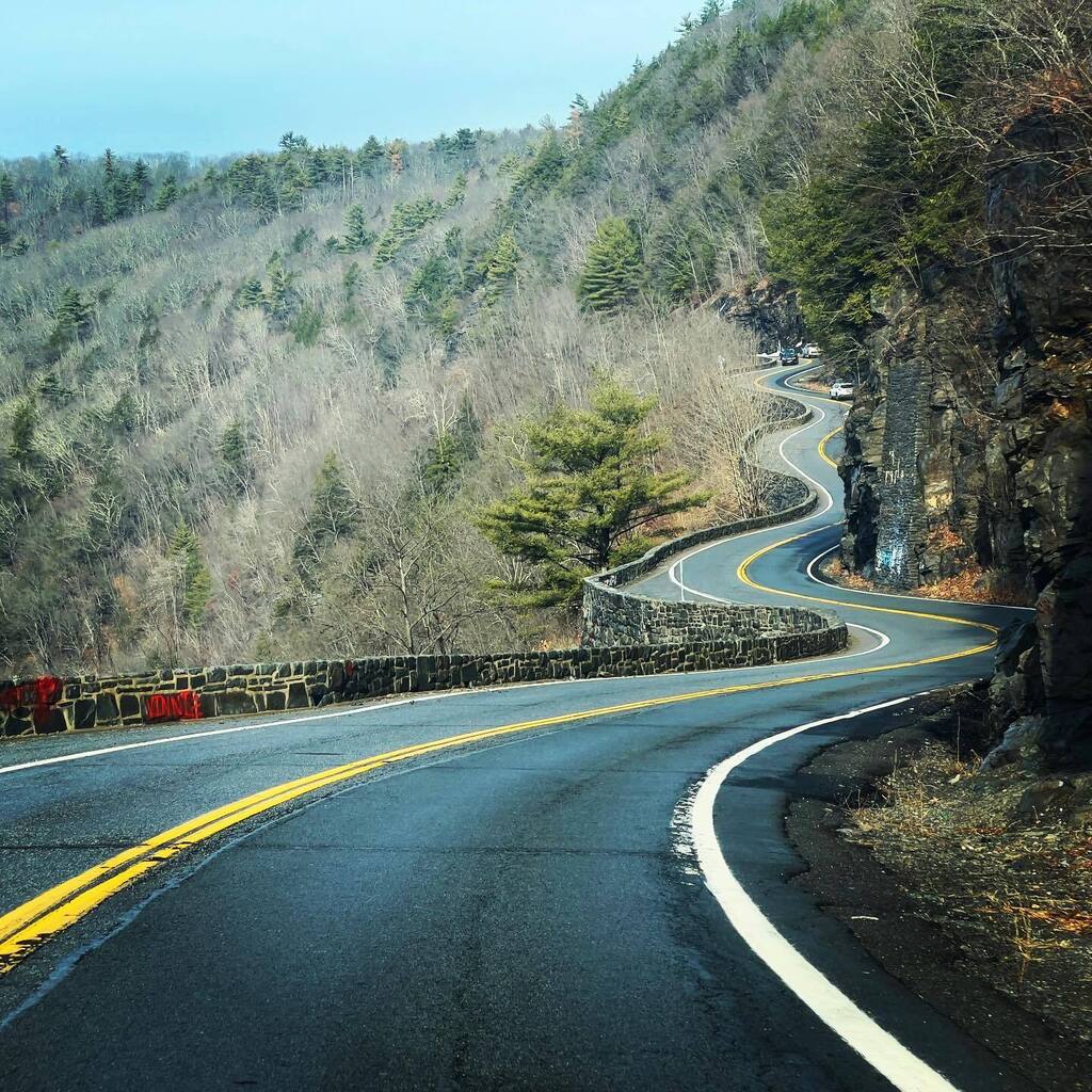 visualmerc's tweet image. January 05, 2023 at 03:11PM s curves #hawksnest #newyork love that road instagr.am/p/CnC-Ljlv_b0/