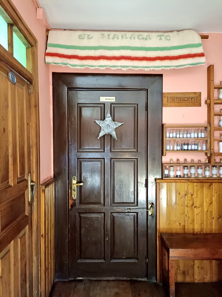 AngelicaLlamera's tweet photo. A mí lo que más me ha llamado la atención de #CasaMaragato ha sido la manta de lana sobre la puerta del almacén. Siglos pasando por #Busdongo, y no había entrado nunca. 
#LeónEsp https://t.co/BIz7720XeN