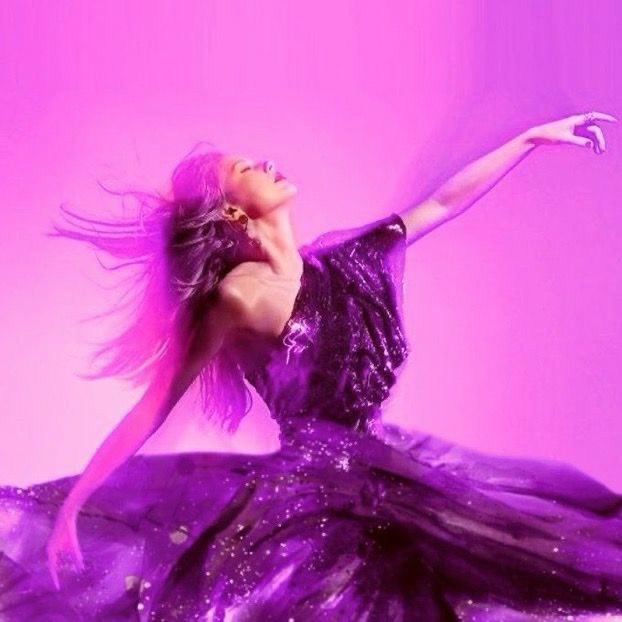 ashjascowski's tweet photo. @taylornation13 @taylorswift13 it would be so lovely if you guys would bring back the wonderstruck perfume line for the rerelease of speak now 😭 my dad bought me a bottle before he passed and I’ve run out, and it’s just such an amazing scent #TaylorSwift https://t.co/0oWyWwD74F
