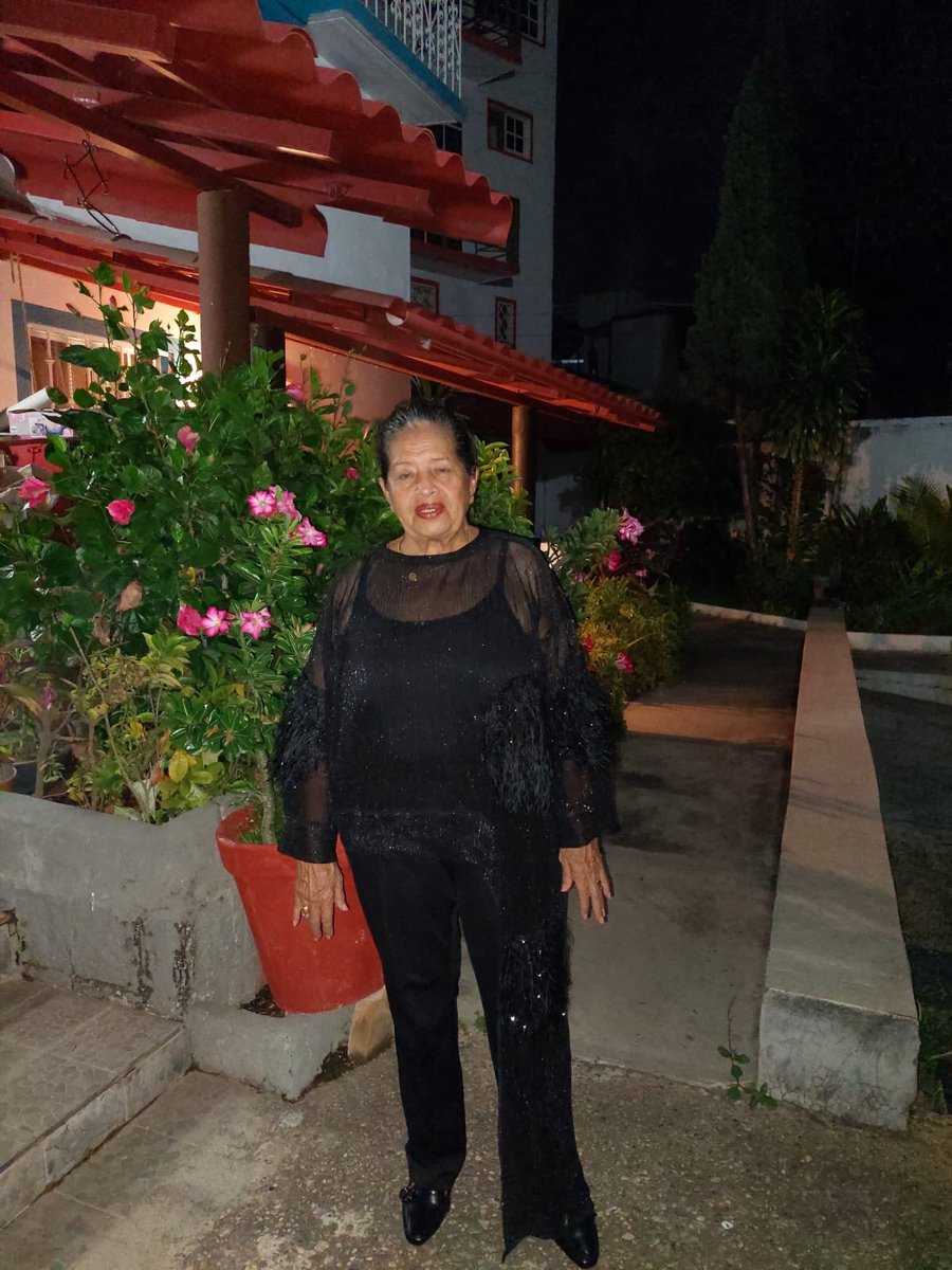 doncharlesmx's tweet photo. Mi mamá usando top del #look8 del #fw22 de @xotohechoenmx, para un evento de jubilados de @Telmex 
📞✨⚫️🕴⚫️✨

#moda #fashion #styling #mom #mexicandesign #diseñomexicano #madeinmexico #hechoenméxico 🇲🇽 https://t.co/SVwHH9hrAo