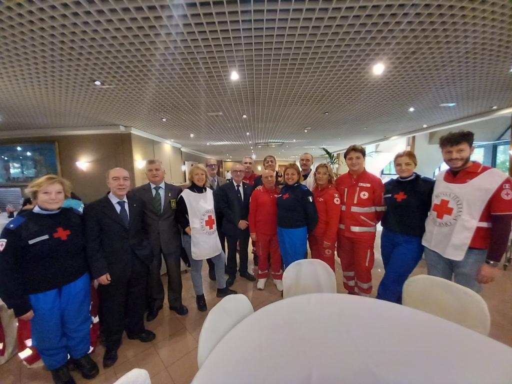 cripalermo's tweet photo. oggi l'hotel San Paolo Palace di #Palermo ha promosso un pranzo solidale per 140 soggetti fragili. I volontari #CRIPalermo sono stati presenti per supportare i commensali e garantire sicurezza sanitaria.
#CRIBagheria #CRIPrizzi #UnItaliaCheAiuta #OvunquePerChiunque https://t.co/sgFE32AwH7