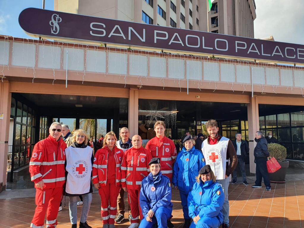 cripalermo's tweet photo. oggi l'hotel San Paolo Palace di #Palermo ha promosso un pranzo solidale per 140 soggetti fragili. I volontari #CRIPalermo sono stati presenti per supportare i commensali e garantire sicurezza sanitaria.
#CRIBagheria #CRIPrizzi #UnItaliaCheAiuta #OvunquePerChiunque https://t.co/sgFE32AwH7