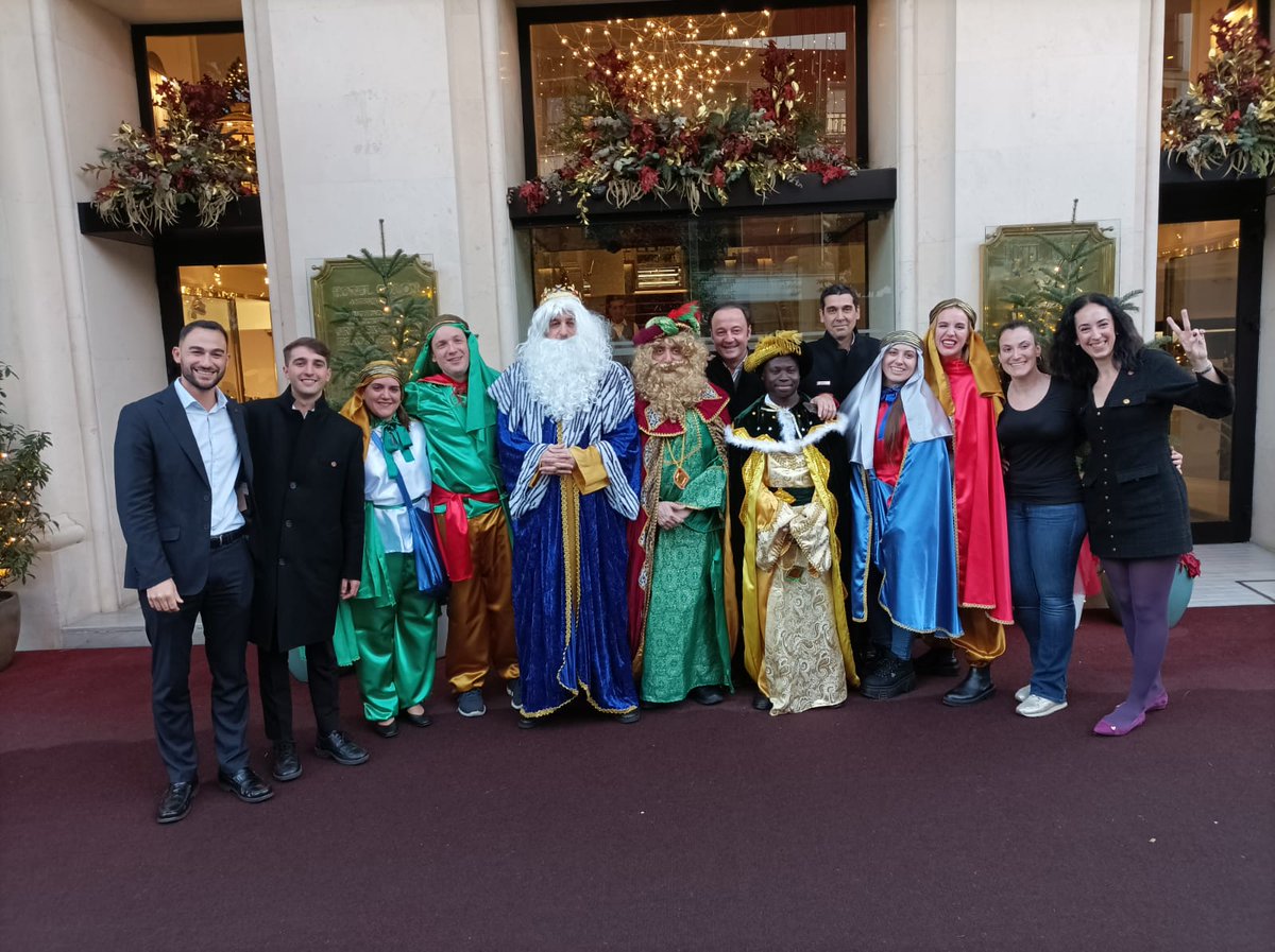 SCManuelita's tweet photo. ✨Sus Majestades los Reyes Magos de Oriente reparten magia e ilusión en el @HotelColonGM ✨ (gracias, familia! 🥰) https://t.co/stXbVAWcj3