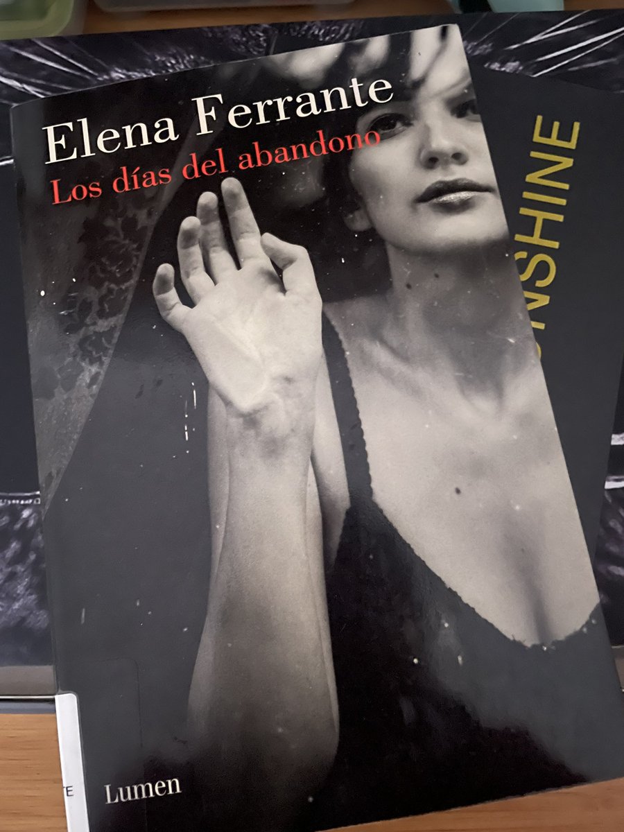 📖Terminado. Gracias, #ElenaFerrante. Un libro que expone la oscuridad que vivimos tras una separación a partir de la cotidianidad, y las “punzadas de dolor”. Bellísima transición hacía la luz y la reinvención.

#LibrosRecomendados #leoautoras
#mujeresautoras
#literaturaitaliana