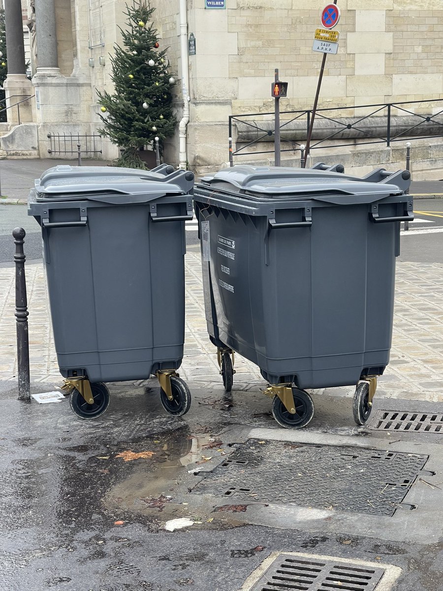 citoyen_auteuil's tweet photo. Oh mais que découvre-t-on ? @AssoAurore a réussi à se placer à Chardon Lagache en toute discrétion… sauf qu’il fallait rentrer vos poubelles ! Encore une fois, on fait les choses en sous-marin… mais que cachez-vous ? l’important ce sont les subventions… merci @Anne_Hidalgo https://t.co/WDjtODg5vU