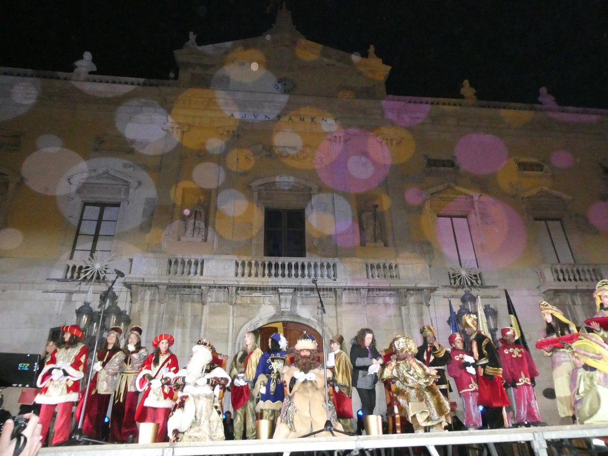 pauricoma's tweet photo. Els Reixos ja tenen les claus de la ciutat per poder omplir de màgia i il·lusió totes les llars. Avui toca anar a dormir d'hora perquè Ses Majestats puguin repartir tots els regals. 

👑👑👑 Gràcies Melcior, Gaspar i Baltasar per visitar un any més #Tarragona! Feliç #NitDeReixos! https://t.co/0N1jNrmiNp