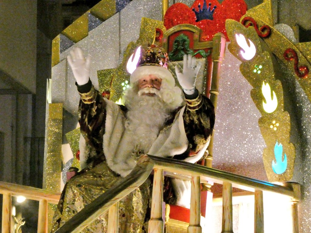 pauricoma's tweet photo. Els Reixos ja tenen les claus de la ciutat per poder omplir de màgia i il·lusió totes les llars. Avui toca anar a dormir d'hora perquè Ses Majestats puguin repartir tots els regals. 

👑👑👑 Gràcies Melcior, Gaspar i Baltasar per visitar un any més #Tarragona! Feliç #NitDeReixos! https://t.co/0N1jNrmiNp