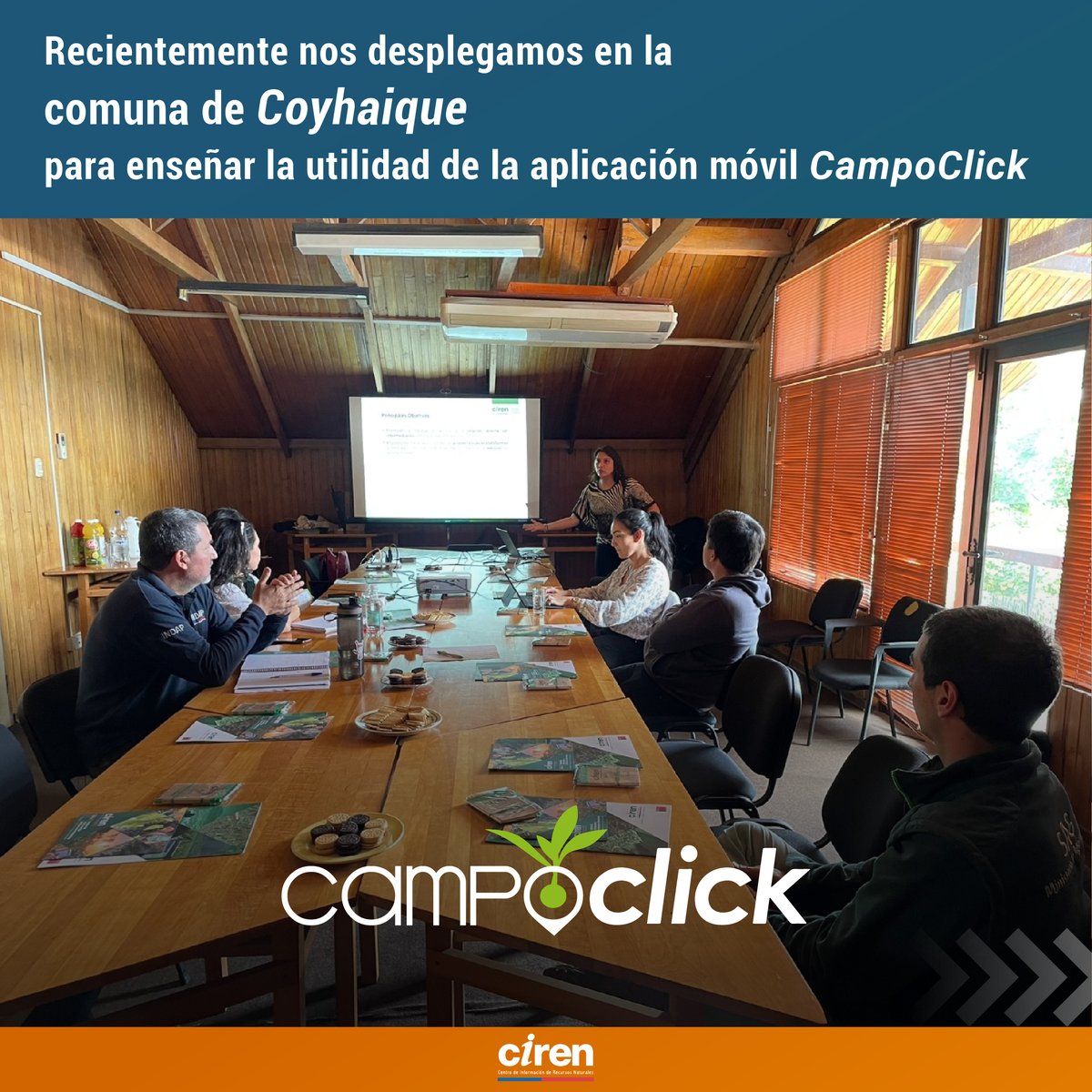 CIREN_CHILE's tweet photo. El equipo #CIREN se desplegó en la comuna de #Coyhaique a fin de enseñar la funcionalidad de la aplicación móvil #CampoClick a personas relacionadas con el sector agrícola, para así acercar la posibilidad de ofrecer sus productos digitalmente a productores locales 📲👨🌾 https://t.co/RKj4Oertat