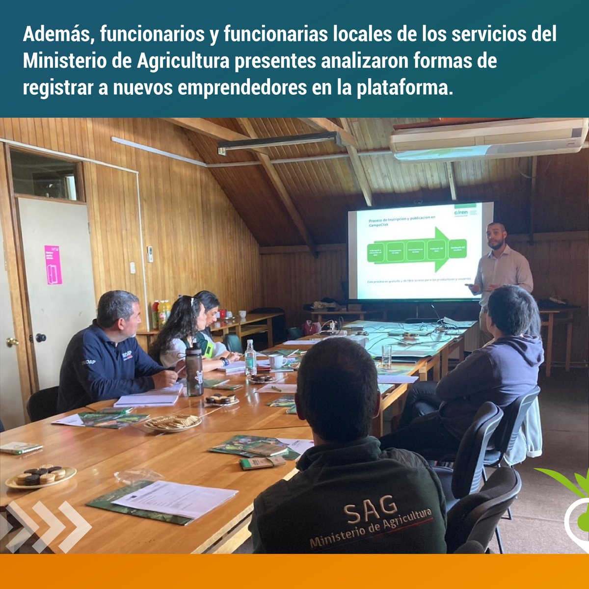 CIREN_CHILE's tweet photo. El equipo #CIREN se desplegó en la comuna de #Coyhaique a fin de enseñar la funcionalidad de la aplicación móvil #CampoClick a personas relacionadas con el sector agrícola, para así acercar la posibilidad de ofrecer sus productos digitalmente a productores locales 📲👨🌾 https://t.co/RKj4Oertat