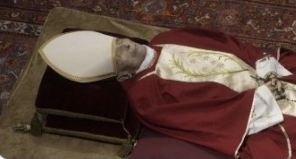 LiberalMut's tweet photo. Völlig pietätlos wie sich Ratze hier präsentiert. Keinen Respekt vor dem Tod.
#Deckelzu https://t.co/IauQ1CzDxb