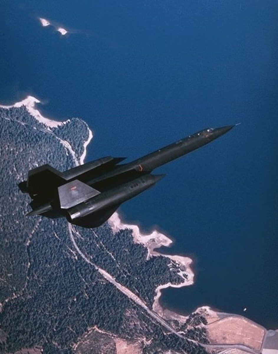 Photo of the Day: B2 Stealth Fighter flying at 80,085ft over Weston-Super-Mare & the Gloucestershire coast during Operation Rubber Dinghy Rapids which saw 717.5 successfully bombing raids on dinghies fleeing war torn Penarth

Photographed from a Canberra #AvGeek #aviationlovers