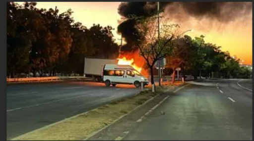 Cheilona's tweet photo. 1:40 de la tarde y en #Mazatlán nos hemos quedado sin transporte público, nada de servicios a domicilio, abarrotes cerrados, silencio en la ciudad, y suspensión de clases. Es tenso el ambiente, nadie quiere salir.

#LosPeriodistas sí trabajan, y al 100%. https://t.co/cXTyItFtYw