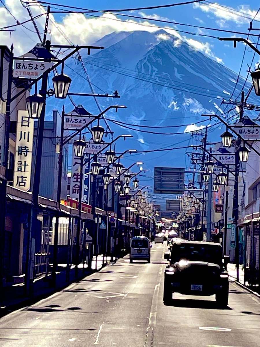 おはようございます 今回の旅の目的は とある富士山の写真を撮るでした さて現場に到着すると 外国人客でいっぱい インターネット社会を痛感する 一幕がコレかい♪ なんて思いながら撮った一枚です それではハブアグッターイム