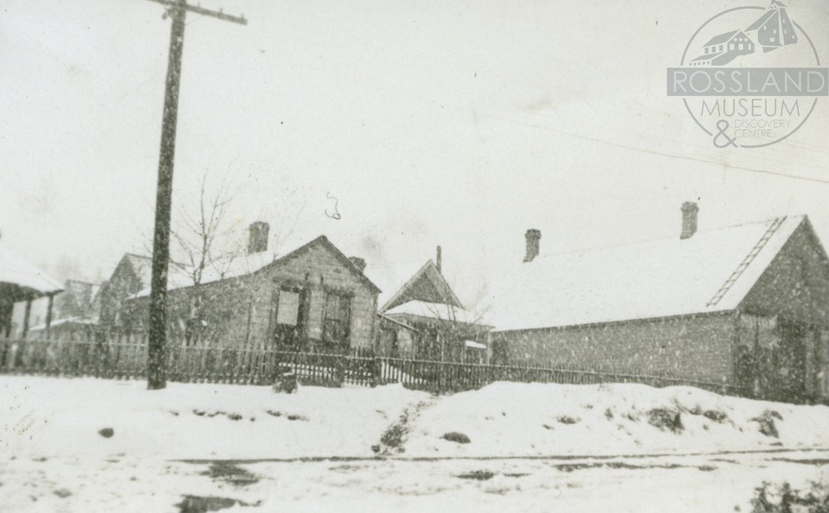 Let it snow!
This photo, captured in 1900, features an unknown residential area of Rossland in the midst of a blizzard.  Do you recognise the street or have information to help us fill in this photo's history?
2331.0013

#TBT #MuseumsEh #RosslandHistory #MetalsMountainsMemories