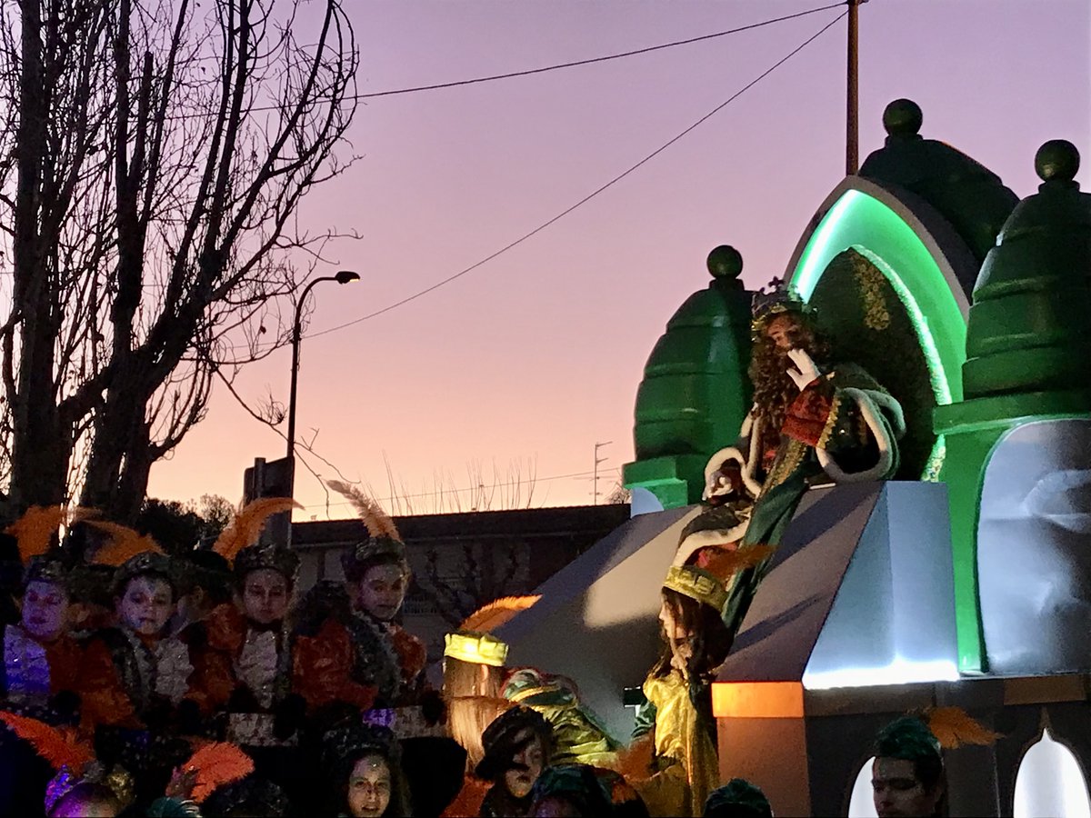 Viendo esta tarde la Cabalgata de Reyes Magos de Sant Boi #Cabalgata #SantBoi #ReyesMagos #ReisMags #Parade #ThreeKingsCavalcade