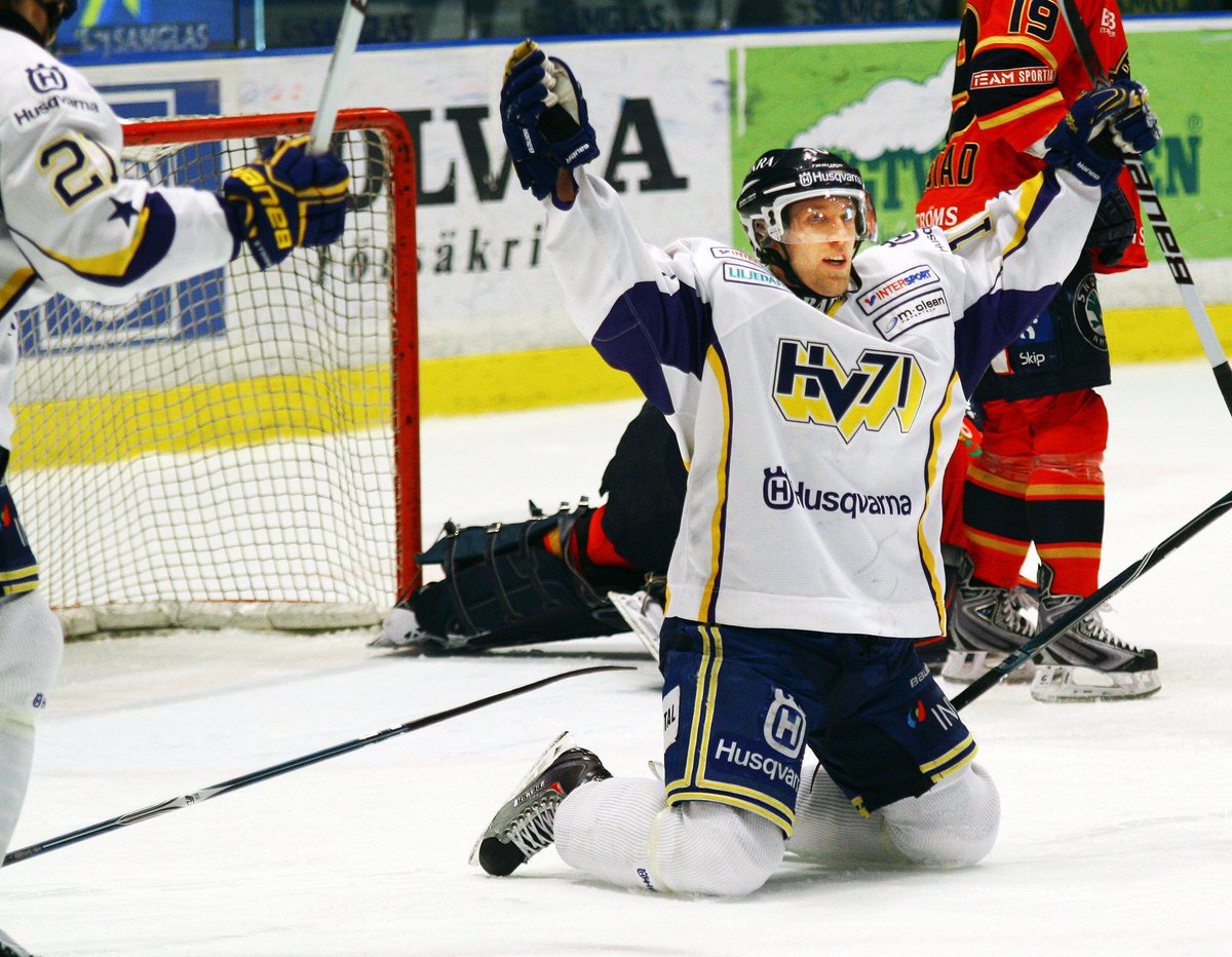 danielwengel's tweet photo. Värdig hyllning och tröjceremoni för #10. En spelare med stort HV-hjärta som alltid gav allt för laget. Finns många fina minnen, så jag rotade fram några bilder från arkivet på Thörna #hv71 https://t.co/ZP04HVHLCu