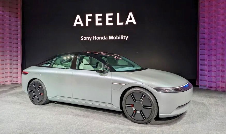 RumBat's tweet image. Bu arada küçük bir hatırlatma…

Kaç yıldır prototipleri gösterilen koca Sony Honda Mobility ortaklığının ilk #BEV modeli #AFEELA bile bizimkinden 1,5 yıl sonra üretime girebiliyor…

@Togg2022 gerçekten çok iyi ve zaman kaybetmeden ilerliyor…
#ElectroMobility @CES #CASE