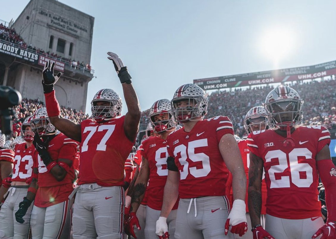 ColumbusNIL's tweet image. Grateful for this family 🌰

#GoBucks

h/t Ohio State Football