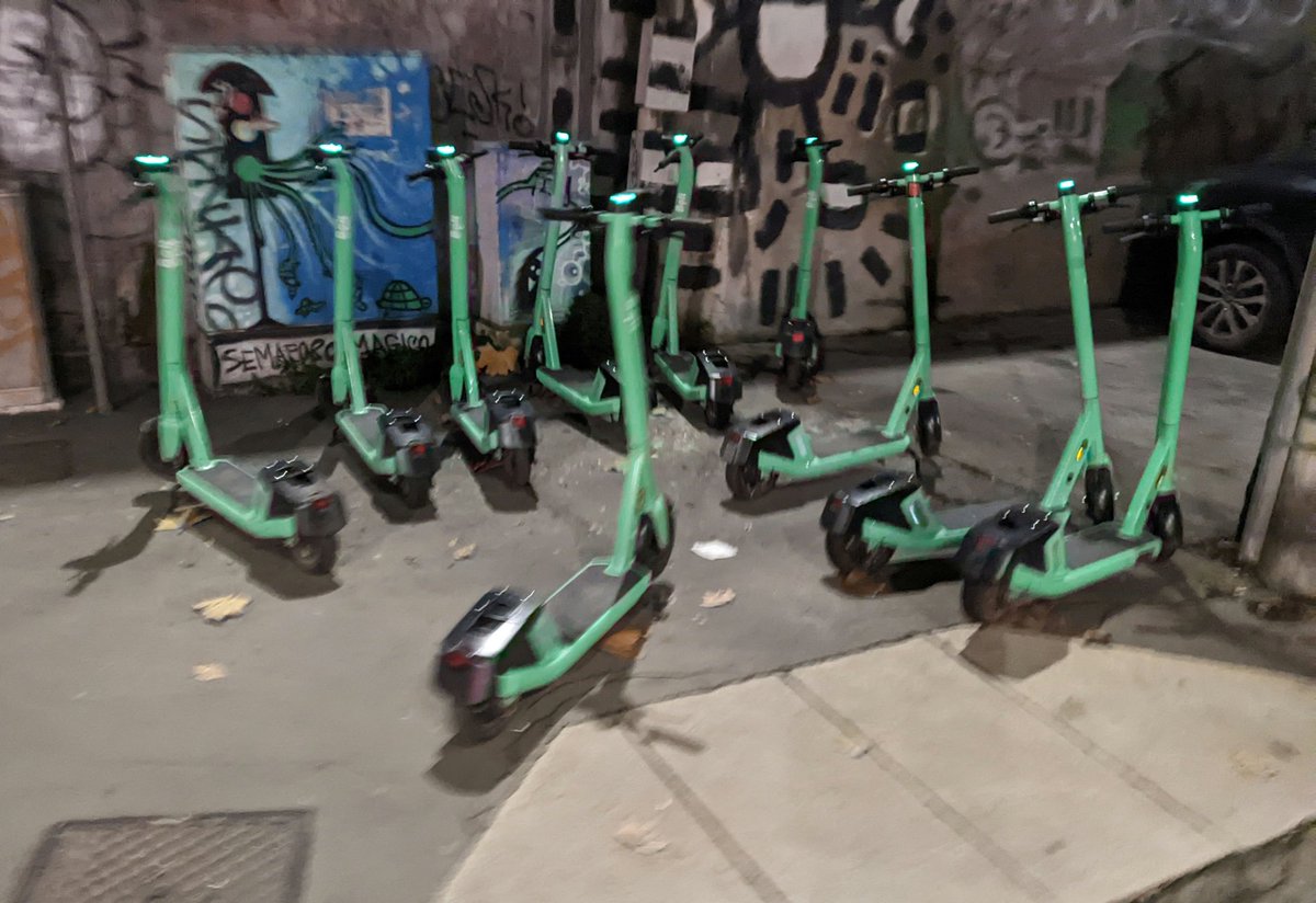 A_5170's tweet photo. Carissima @boltapp, questi monopattini li ha messi lí un vostro operatore della gestione flotta. Ed ha fatto in maniera speculare anche dall'altra parte del marciapiede. #incivili @malasharing #boltapp @ComuneMI #Milano (via Merzario angolo via Porpora) https://t.co/SqvgoALSrH