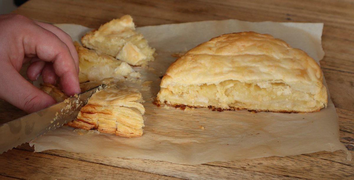 episourire's tweet photo. La saison des galettes des rois et reines est lancée ! Pour cette occasion, notre animateur Fred et quatre bénéficiaires de l'épicerie ont préparé des galettes 100% maison, de la pâte feuilletée à la compotée de poires. https://t.co/4AhBLAgD6O
