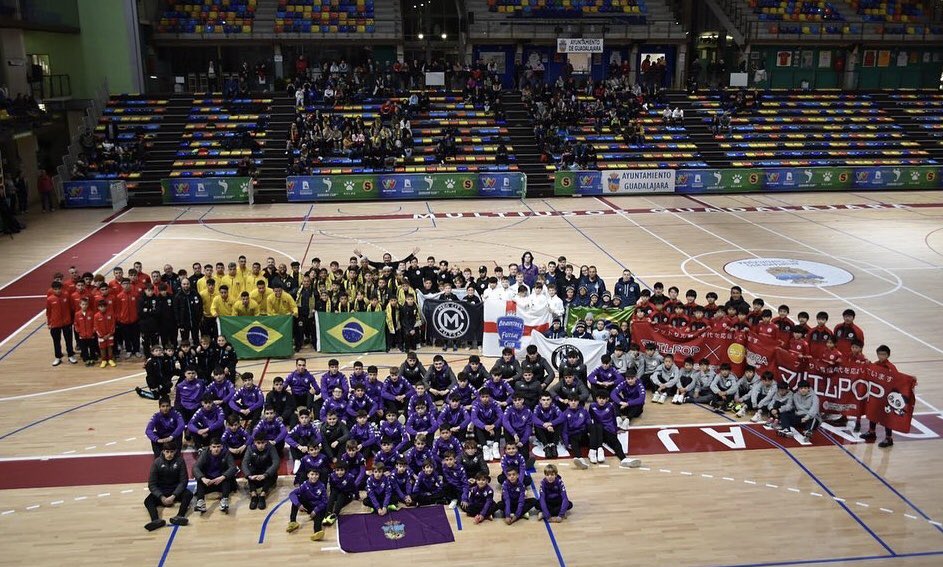 El Multiusos del <a href="/GuadalajaraAyto/">Ayuntamiento de Guadalajara</a> acogía hoy las finales I Futsal Cup, torneo con medio millar de deportistas de 6 países.
El <a href="/Ciudaddeguadafs/">CD Ciudad de Guadalajara FS</a> ha demostrado un excelente nivel, campeón Junior. Todo un honor entregar el trofeo a Fernando Garcia como mejor entrenador.