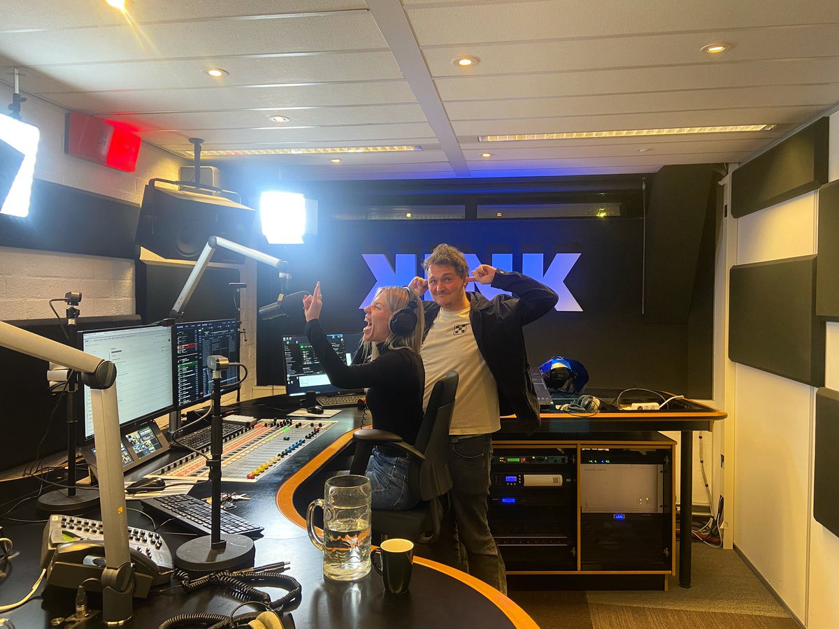 JasperLeijdens's tweet photo. Zo’n tof project! LOV3LESS knalt komende tijd de wereld in met debuutsingle ‘Dead Don’t Feel’. Vanavond vertelde Simone er alles over bij KINK IN TOUCH! 🇳🇱🖤🤍
#KinkInTouch #Kinkpuntnl

https://t.co/xDPdXFZdsY https://t.co/mMqVFMElPa