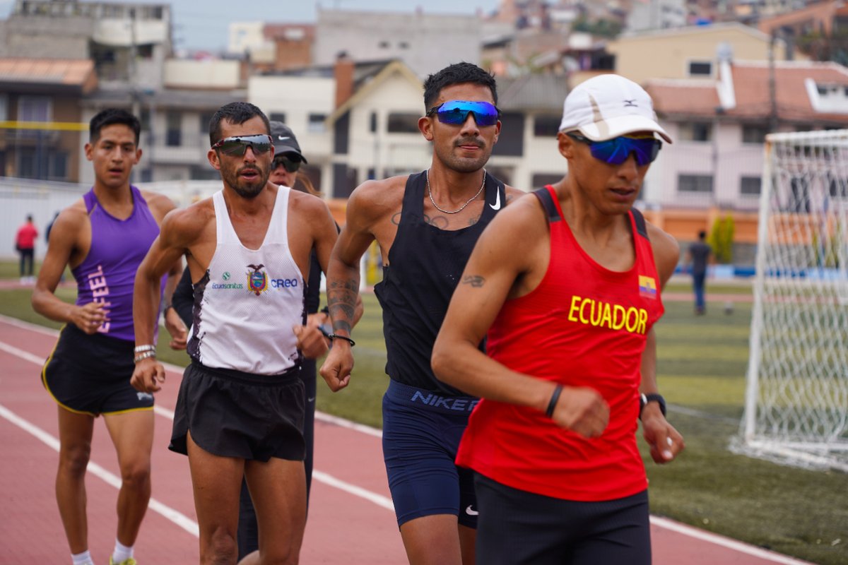upsalesianaec's tweet photo. 🏃En la pista atlética de la #UPS sede #Cuenca entrenan los deportistas olímpicos y campeones sudamericanos 🇪🇨 en la disciplina de marcha,  quienes se preparan para diferentes competencias nacionales e internacionales.

#UPSEcuador #UPSCuenca #DeportesUPS https://t.co/36DzDbvk3J
