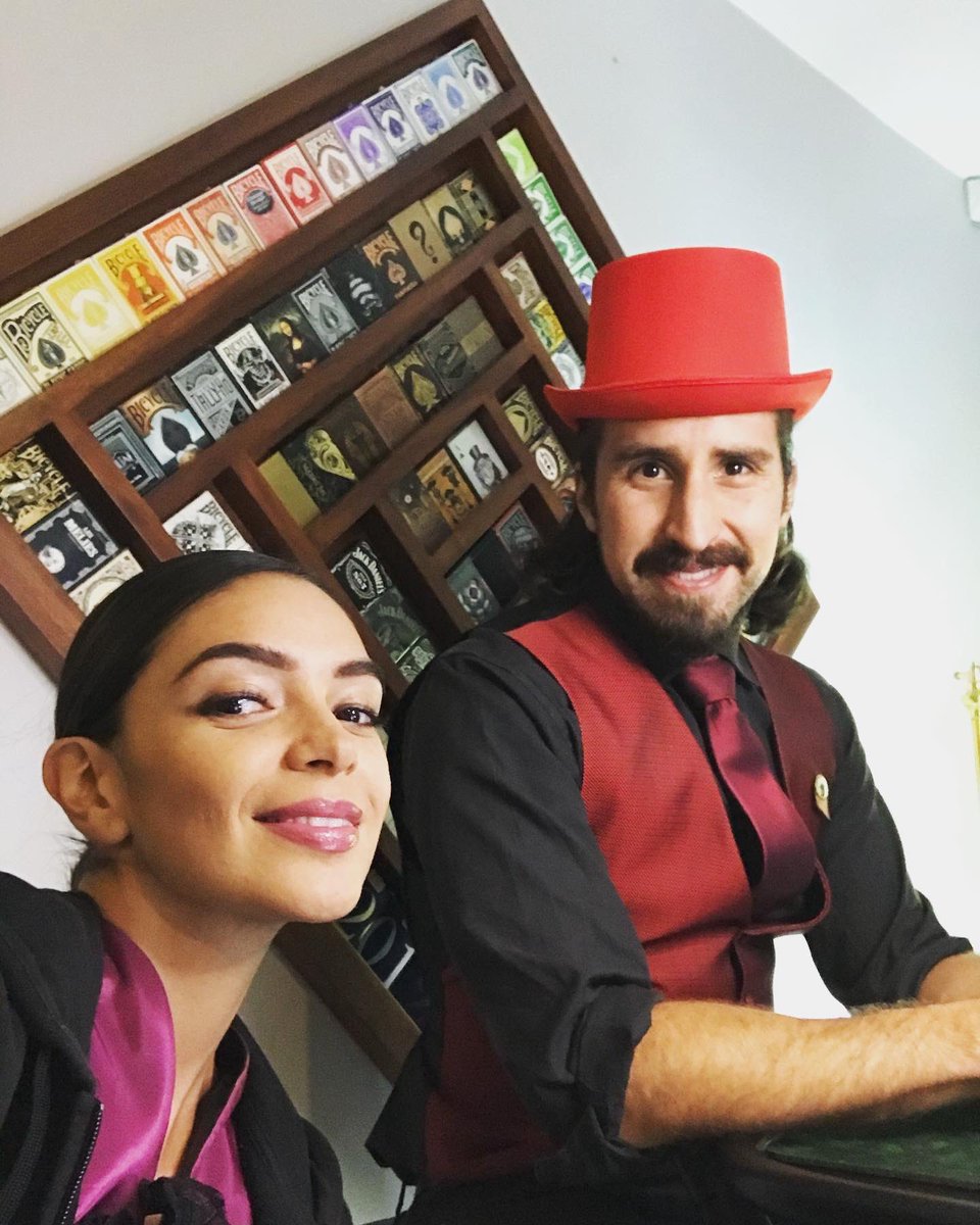 DanielDiamantes's tweet photo. No se cuantos shows hicimos durante pandemia desde casa pero ahora que ya todo se acabo estas fotos me recordaron que la Magia estuvo, está y siempre estará 🪄 #magia #ilusionismo #magic #mago #ilusionista #danieldiamantes #magicfamily #show #magicshow #magicdog #beagle #dog https://t.co/3GyUVAZJ4b