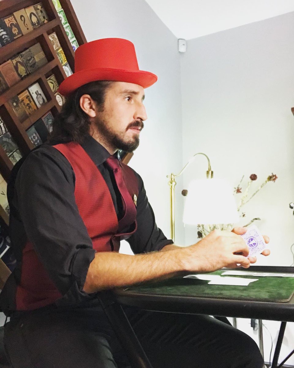 DanielDiamantes's tweet photo. No se cuantos shows hicimos durante pandemia desde casa pero ahora que ya todo se acabo estas fotos me recordaron que la Magia estuvo, está y siempre estará 🪄 #magia #ilusionismo #magic #mago #ilusionista #danieldiamantes #magicfamily #show #magicshow #magicdog #beagle #dog https://t.co/3GyUVAZJ4b