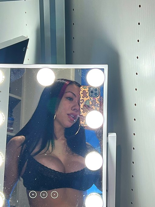 Makeup dust on the mirror but&hellip;.yolo 🤧💄🥹🖤 https://t.co/AwehXO5MPm
