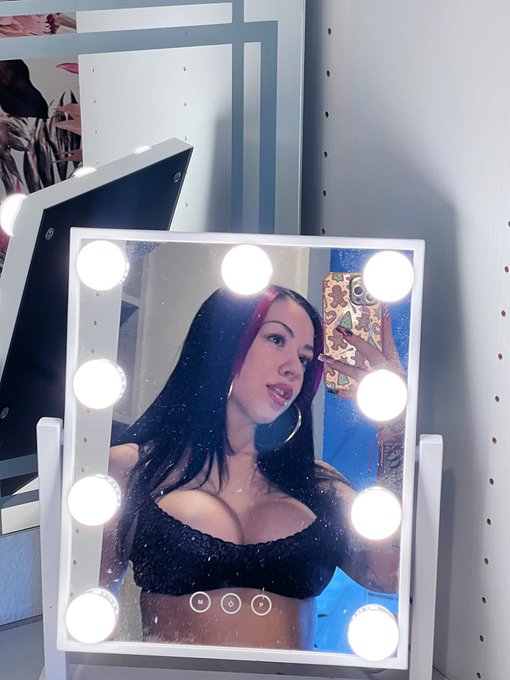 Makeup dust on the mirror but&hellip;.yolo 🤧💄🥹🖤 https://t.co/AwehXO5MPm