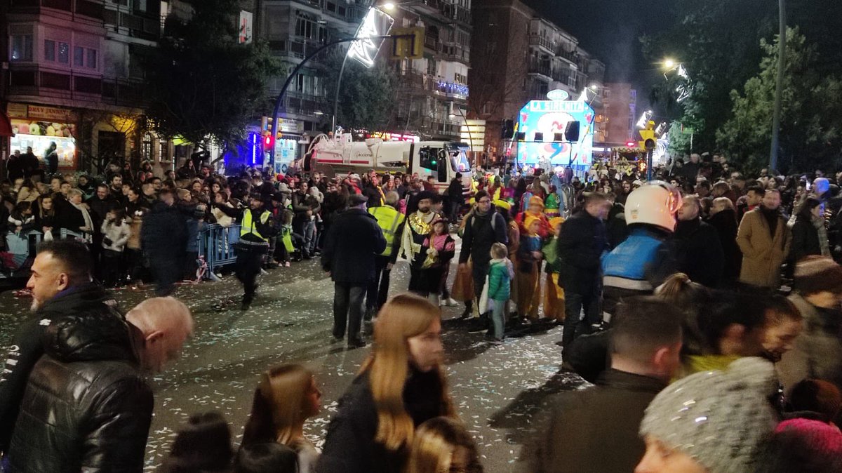 Laurajimenez231's tweet photo. Gran desorganización por parte del @AytoLeganes y policía local en la #cabalgatareyesleganes (gente por delante del vallado, niños cerca de las carrozas…) luego ocurren desgracias…. https://t.co/Ql9leiPK9w