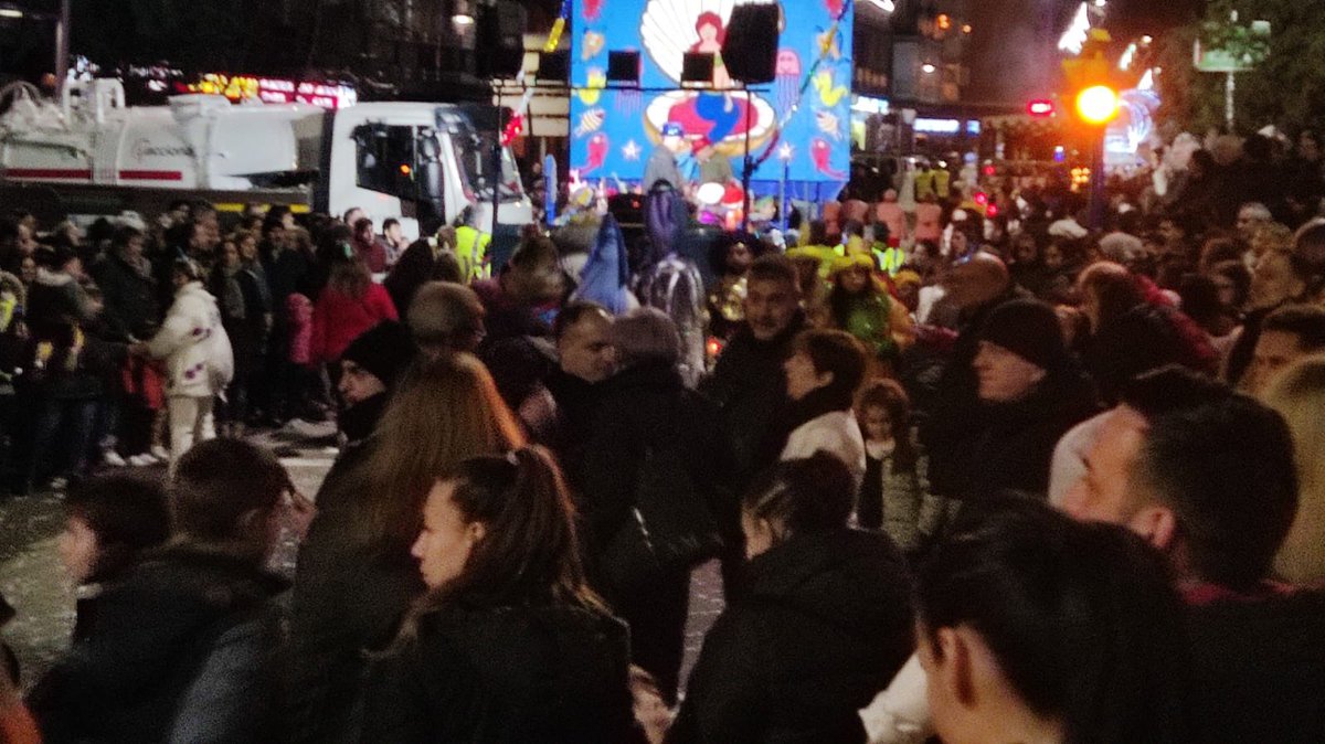 Laurajimenez231's tweet photo. Gran desorganización por parte del @AytoLeganes y policía local en la #cabalgatareyesleganes (gente por delante del vallado, niños cerca de las carrozas…) luego ocurren desgracias…. https://t.co/Ql9leiPK9w