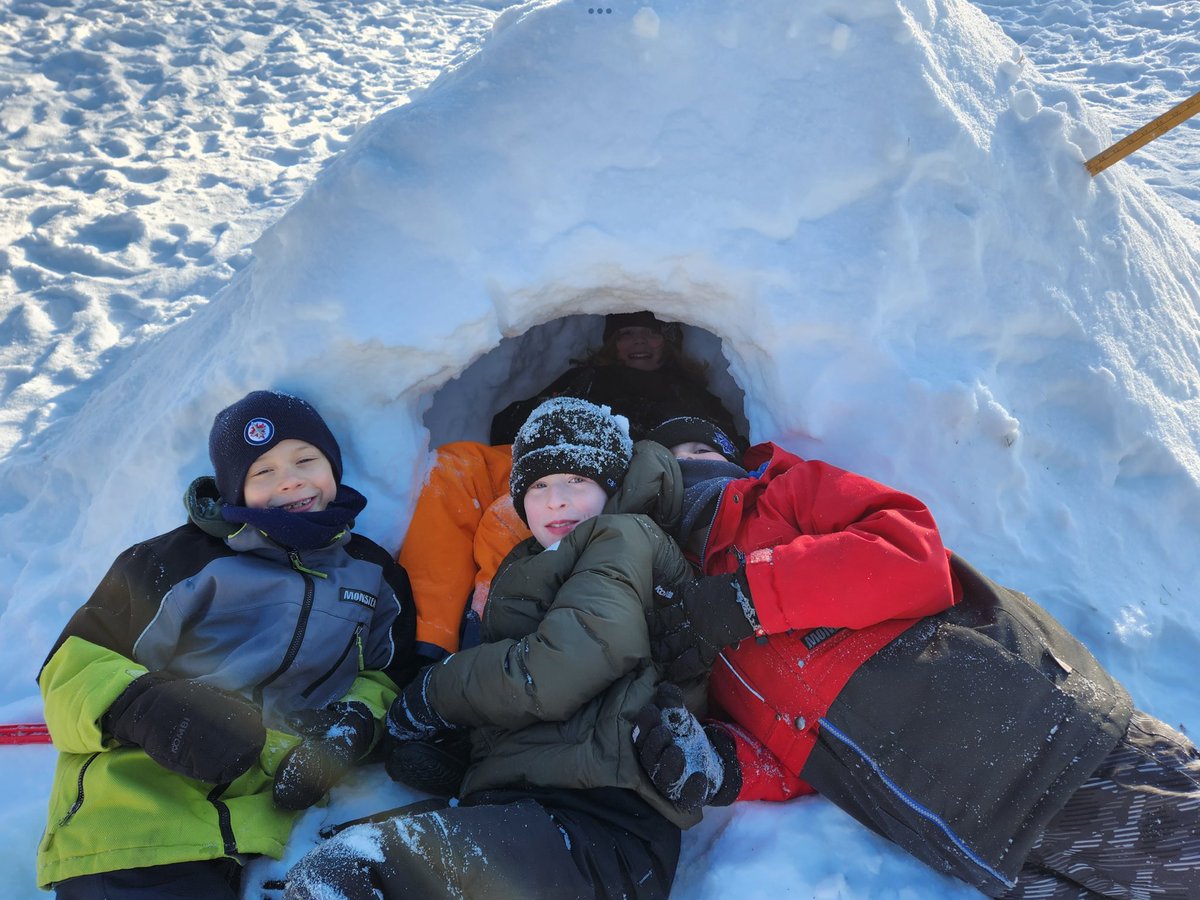 am_RETSD's tweet photo. What a great day to be outside, connect with the land, and build quinzees! Thank you to Rachelle Carlisle for helping the students in grade 3-5 with this project! https://t.co/Bwe1INkLDI