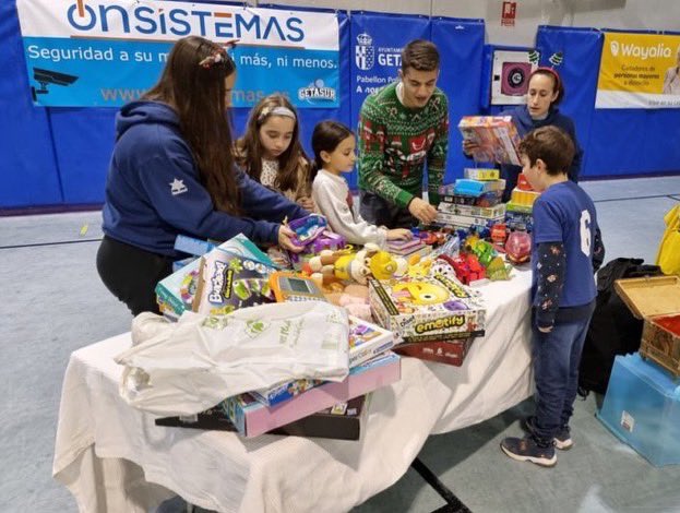 BMGetasur's tweet photo. 🎁 ¿Habéis sido buenos? Los Reyes Magos se pasaron hace unos días por La Alhóndiga para recibir las cartas de nuestros jugadores y jugadoras más jóvenes y también los juguetes que los miembros de nuestro club pudieron aportar para una iniciativa solidaria.

📸 @jesusruiz507 https://t.co/EMqK8hoiBs