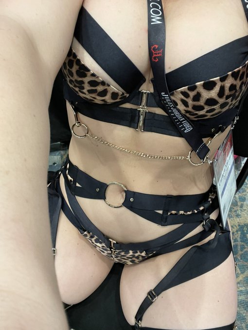 Todays outfit at @AEexpo https://t.co/BwP1kXfwB7<a class="tags" href="/tag/aeexpo">@aeexpo</a><a href="/tag/imonehundredpercentsurethat"class="tags"><span>#imonehundredpercentsurethat</span></a>