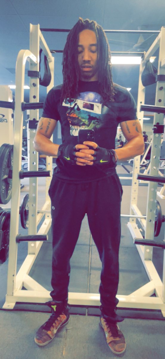 DBanks_VDA's tweet photo. Wearing lifting gloves makes you 5-10 times stronger. #Proven #Strong #FitLife #HulkLife #ClubFitness https://t.co/VCELV9c981