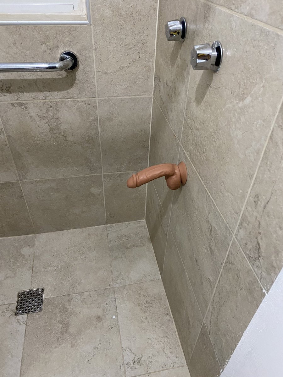 🥢.〳 Nmms, se me olvidó quitar el dildo de mi baño, de pura suerte mis papás no entraron a mi cuarto mientras yo no estaba.
