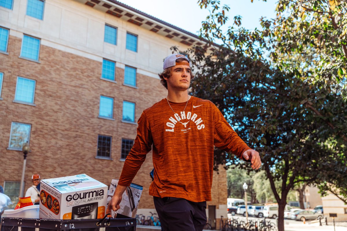 TexasFootball's tweet photo. Welcome home fellas 🤘 #AllGas23 https://t.co/YEJnUwquJ3