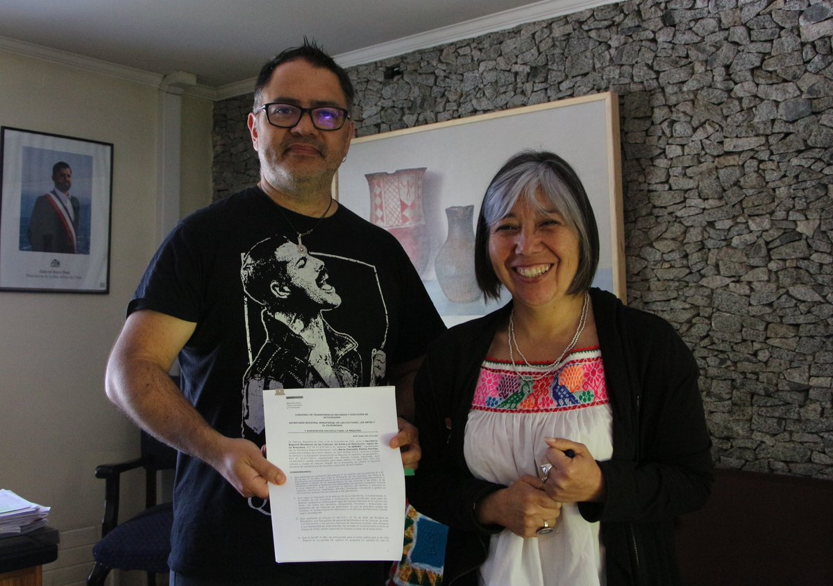 Culturas_arauc's tweet photo. 🟣La seremi Jeannette Paillan firmó un convenio de colaboración con la Agrupación Sociocultural La Máquina, representada por su presidente Marcelo Cuevas, para implementar la iniciativa “Kiñe walüng taiñ trawüleal. Un verano para encontrarnos”.
#ReactivaCultura #VeranoEsCultura https://t.co/KtbhE4zZT7